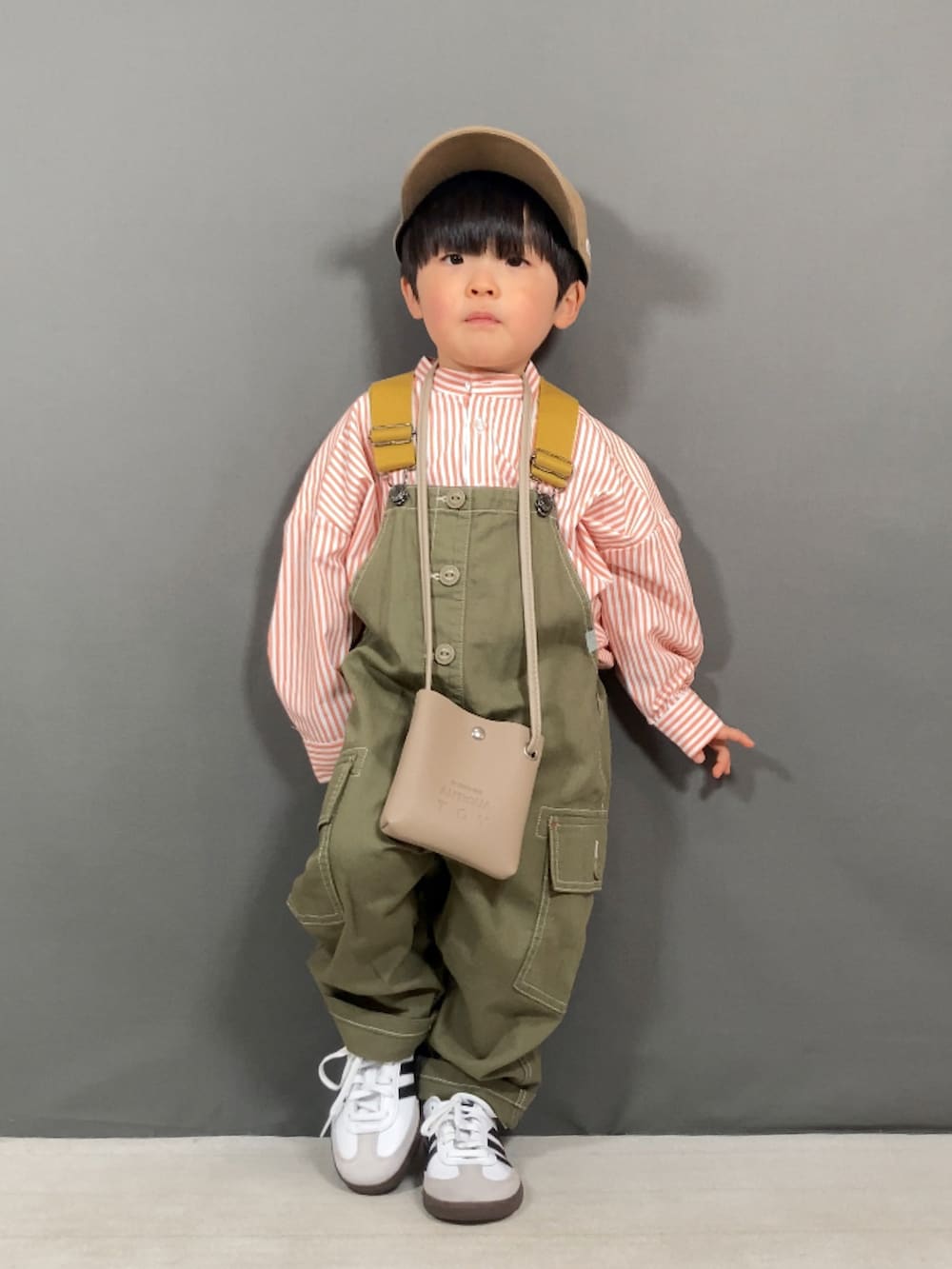 「春服みてみて、パステルカラー、スニーカー、ショルダーバッグ、キャップ、サロペット、レイヤードスタイル、カジュアルコーデ、お出かけコーデ、休日スタイル、スポーツミックス、春コーデ、シンプルコーデ、春のおしゃ見えテクニック、春色」｜「CIAOPANIC TYPYの【KIDS】バンドカラーストライプシャツ（シャツ/ブラウス、オレンジ系）」を使った、YU⭐︎さん（キッズ・90cm）の春コーディネートの3枚目の写真