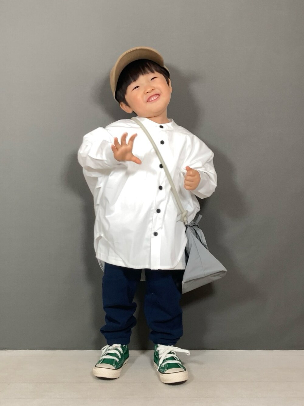 ホワイト系のシャツ/ブラウス、ブルー系のその他パンツ、グレー系のショルダーバッグを着用したキッズの春コーディネートの4枚目の写真