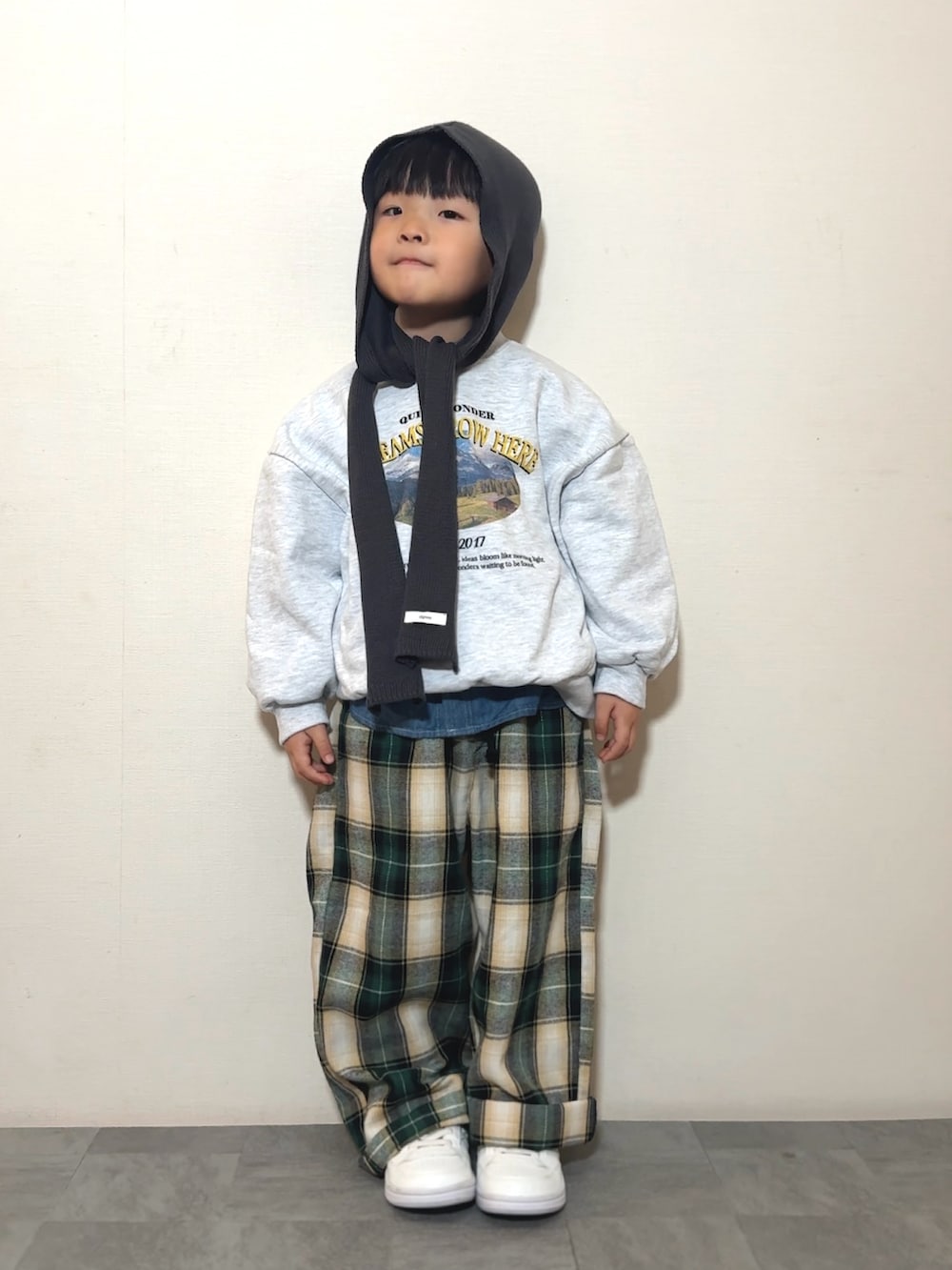 グリーン系のその他パンツ、ホワイト系のスニーカー、ホワイト系のスウェットを着用したキッズの冬コーディネートの2枚目の写真