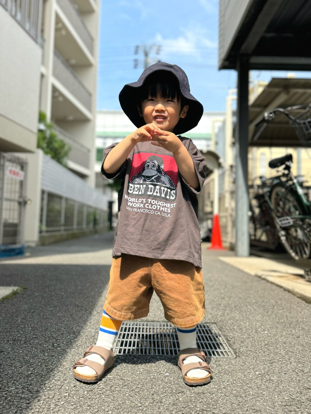 グレー系のTシャツ/カットソー、ブラウン系のその他パンツ、ブラウン系のサンダルを着用したキッズの夏コーディネートの5枚目の写真