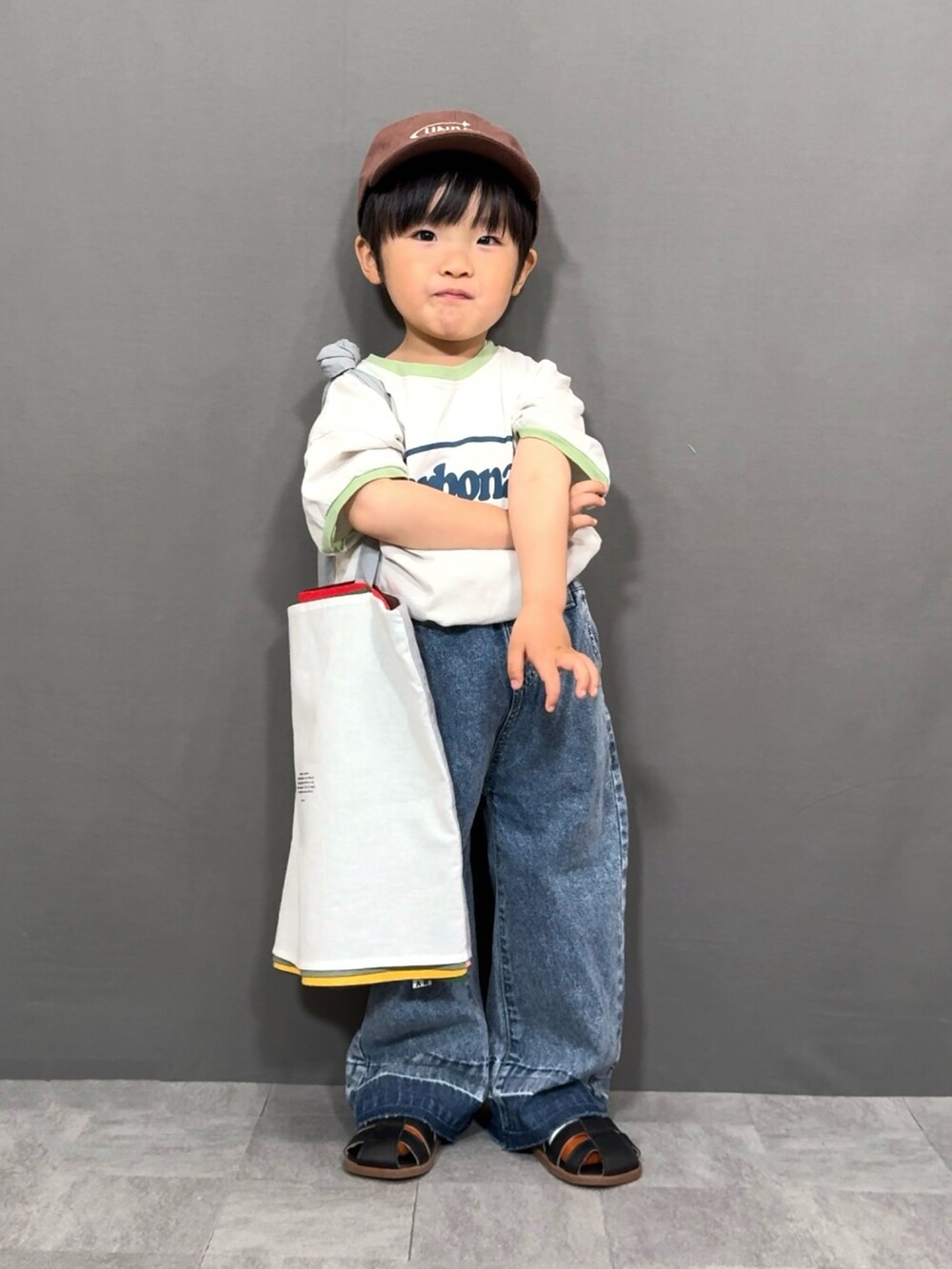 「ロゴT、韓国子供服、シンプルコーデ、キャップ、トートバッグ、デニム、淡色コーデ、グルカサンダル、プチプラ、Tシャツ、夏コーデ、春夏コーデ、休日スタイル、お出かけコーデ、サンダル」｜「韓国子供服のアイテム（Tシャツ/カットソー、グレー系）」を使った、YU⭐︎さん（キッズ・90cm）の春コーディネートの4枚目の写真