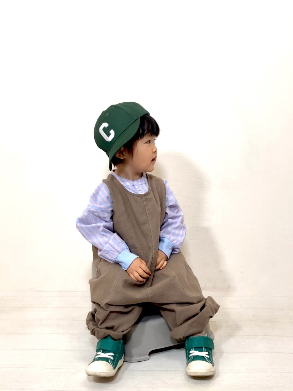 ブルー系のシャツ/ブラウス、ブラウン系のオールインワン・サロペット、グリーン系のスニーカーを着用したキッズの夏コーディネートの2枚目の写真