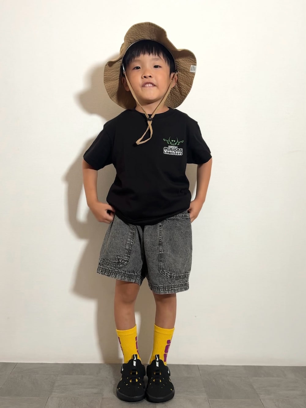 ブラック系のサンダル、ブラック系のデニムパンツ、ブラック系のTシャツ/カットソーを着用したキッズの夏コーディネートの2枚目の写真