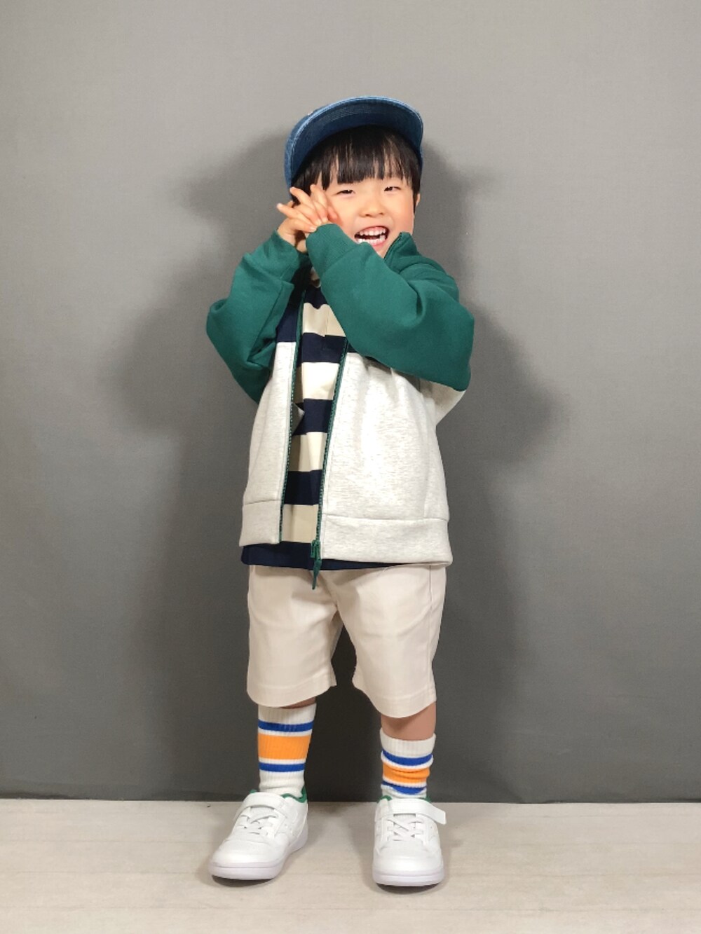 グリーン系のパーカー、ベージュ系のトップス、ホワイト系のその他パンツを着用したキッズの春コーディネートの5枚目の写真