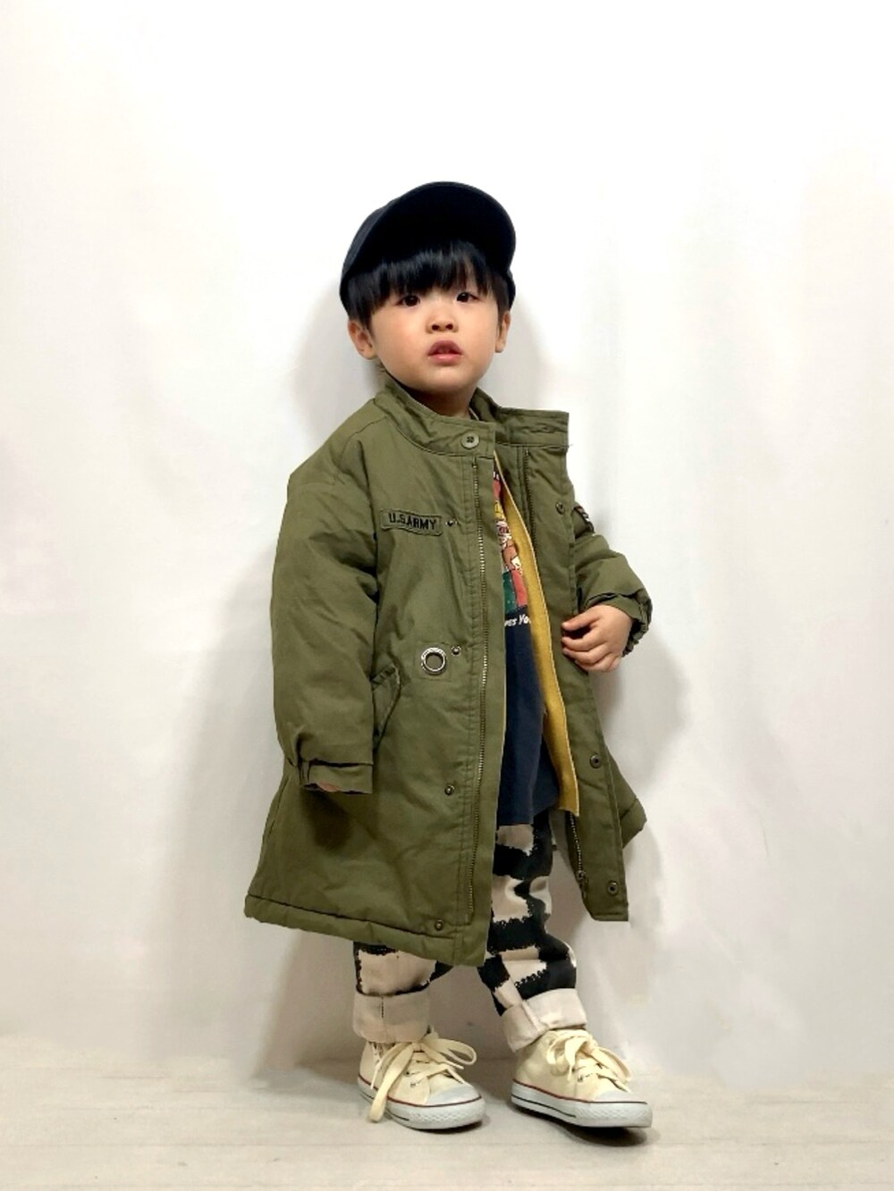 グリーン系のジャケット/アウター、イエロー系のカーディガン/ボレロ、グレー系のトップスを着用したキッズの冬コーディネートの2枚目の写真