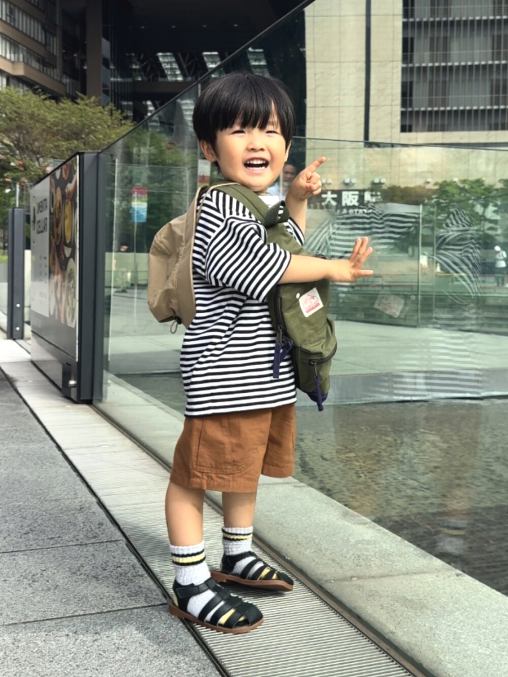 ホワイト系のTシャツ/カットソー、ブラウン系のその他パンツ、グリーン系のボディバッグ/ウエストポーチを着用したキッズの夏コーディネートの3枚目の写真