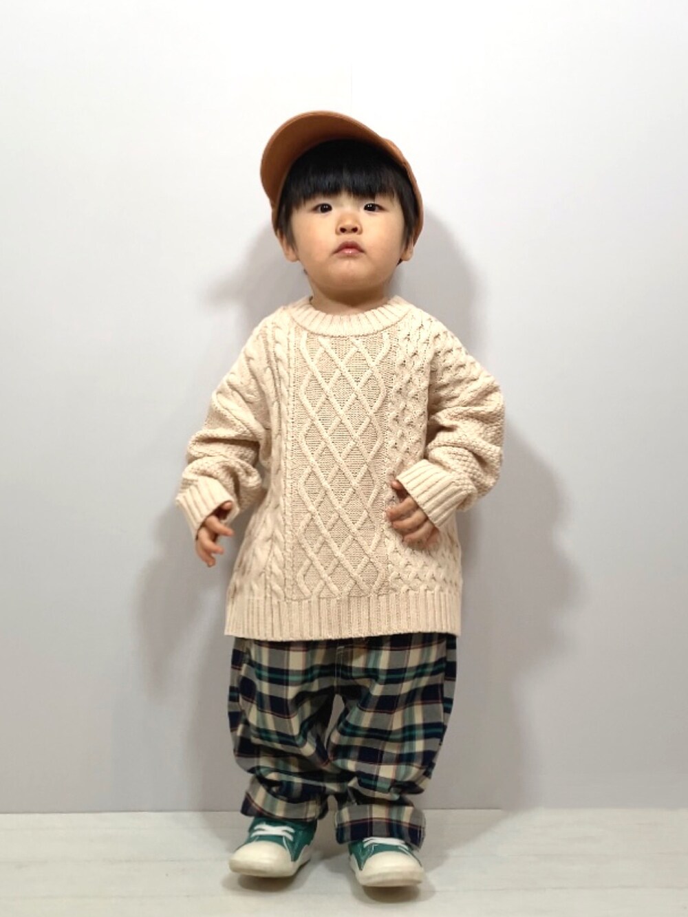 ホワイト系のニット/セーター、ブルー系のその他パンツ、グリーン系のスニーカーを着用したキッズの冬コーディネートの2枚目の写真