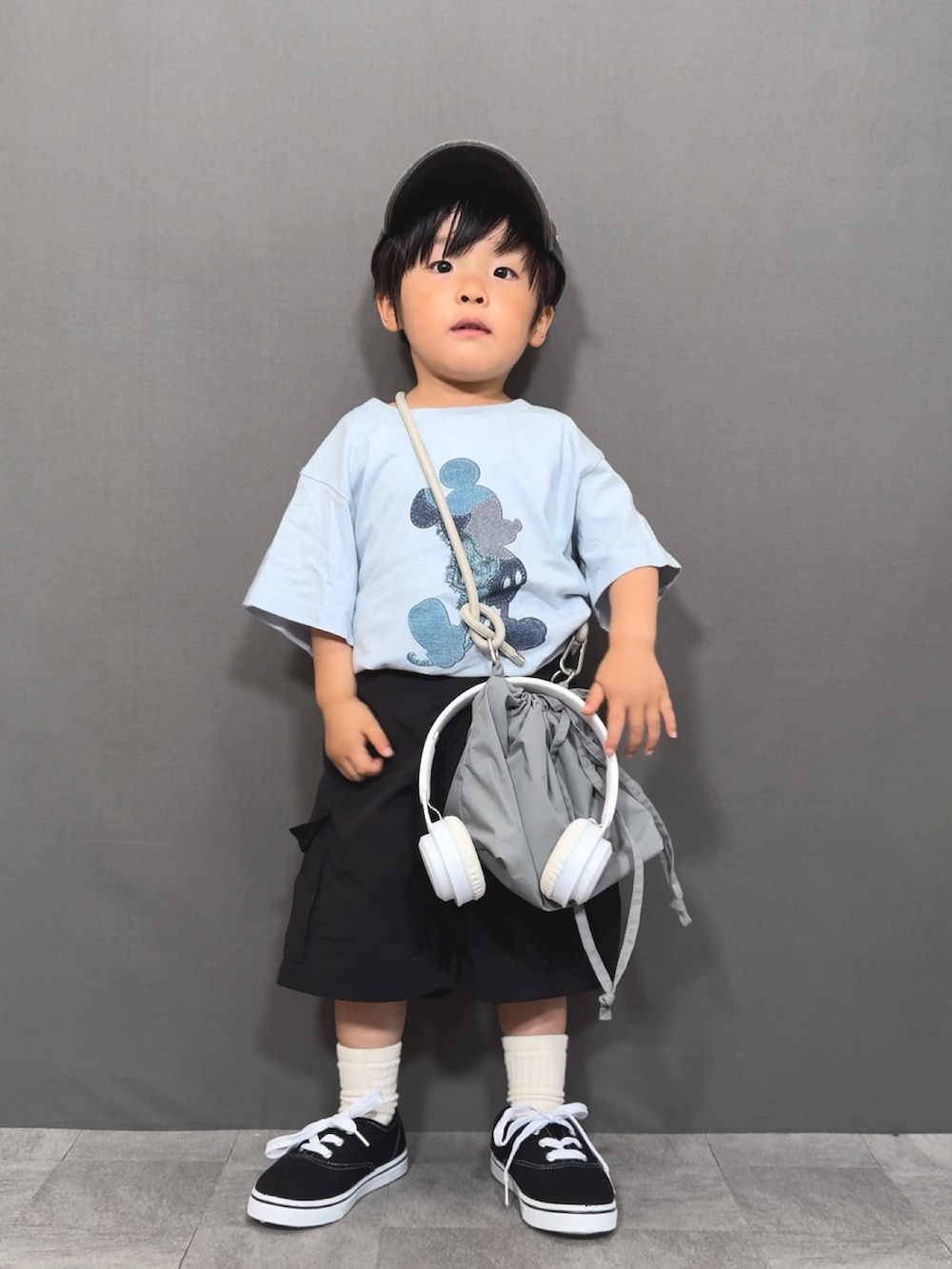 ブルー系のTシャツ/カットソー、ブラック系のパンツ、グレー系のショルダーバッグを着用したキッズの夏コーディネートの2枚目の写真