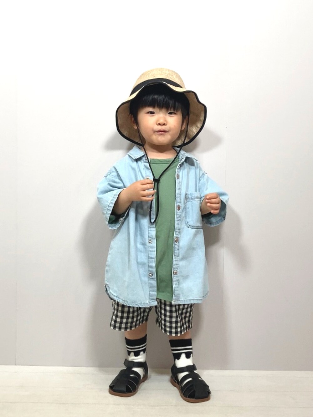 ブルー系のシャツ/ブラウス、グリーン系のTシャツ/カットソー、ブラック系のその他パンツを着用したキッズの春コーディネートの2枚目の写真