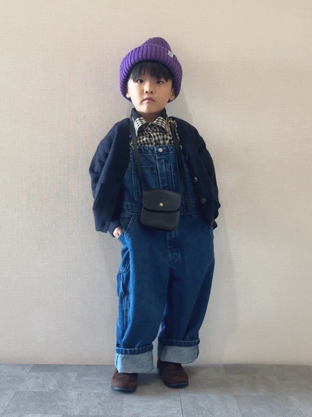 ブラック系のシャツ/ブラウス、ブルー系のサロペット/オーバーオール、ブラウン系のブーツを着用したキッズの秋コーディネートの3枚目の写真