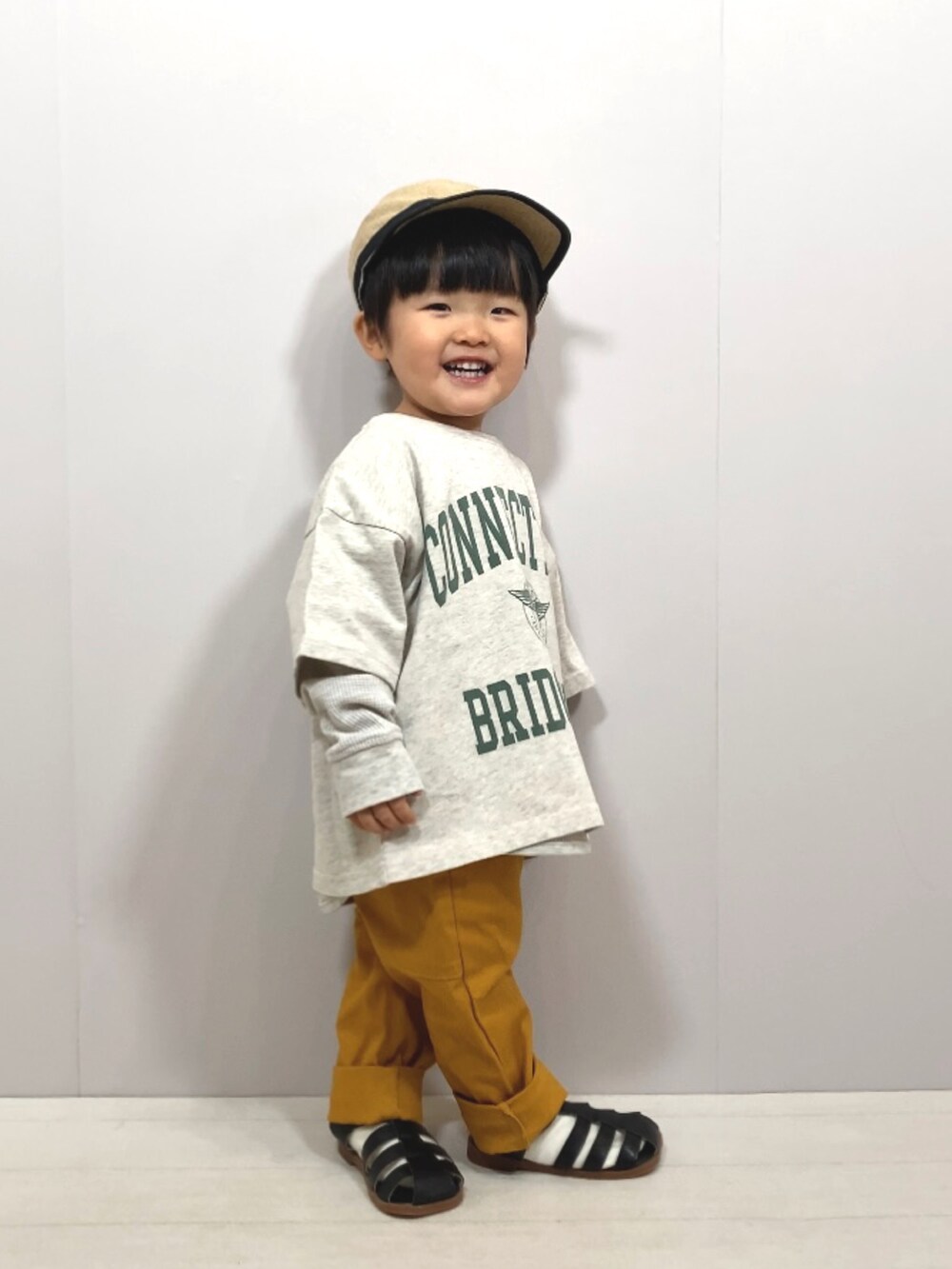 「春服デビュー宣言、カラーパンツ、プチプラ、レイヤードスタイル、休日スタイル、カジュアルコーデ、グルカサンダル、春コーデ、春服みてみて、ローリーズファーム(LOWRYS FARM)、LOWRYS FARM、lowrysfarmkids、ロンT」｜「LOWRYS FARMのカコウカレッジロゴＴシャツ　191945（Tシャツ/カットソー、グレー系）」を使った、YU⭐︎さん（キッズ・90cm）の春コーディネートの3枚目の写真