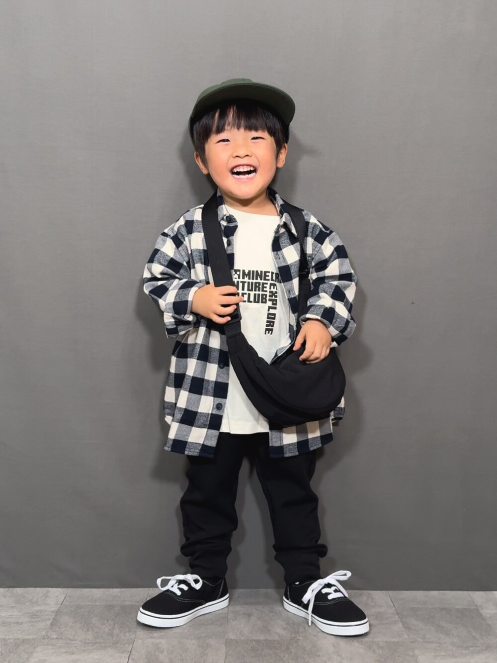 ホワイト系のシャツ/ブラウス、ホワイト系のTシャツ/カットソー、ブラック系のスウェットパンツを着用したキッズの秋コーディネートの2枚目の写真