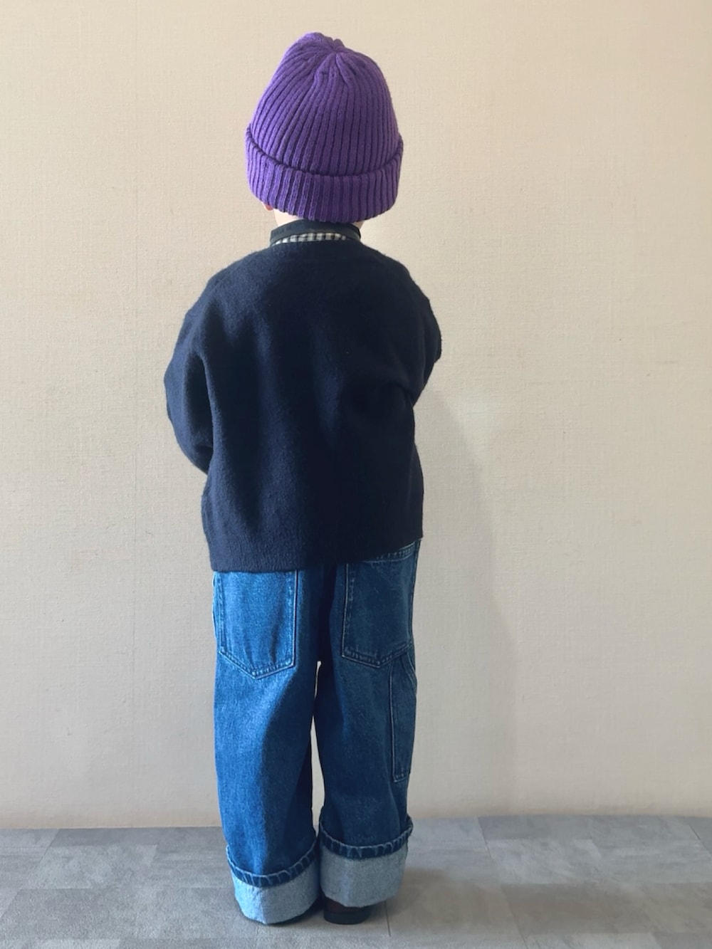 ブラック系のシャツ/ブラウス、ブルー系のサロペット/オーバーオール、ブラウン系のブーツを着用したキッズの秋コーディネートの5枚目の写真