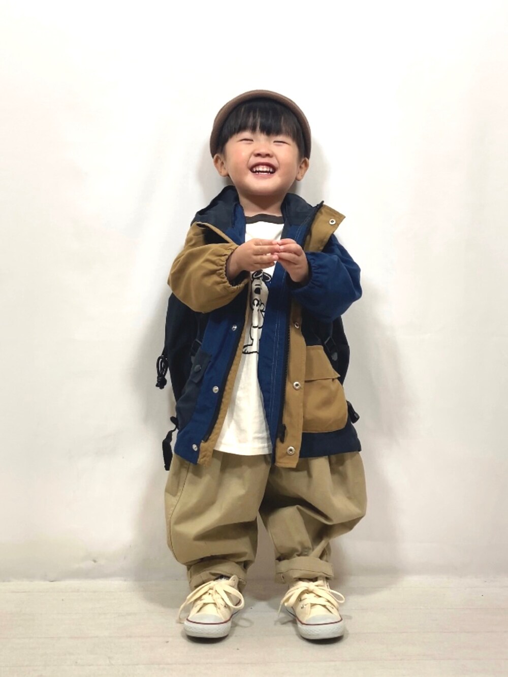 その他のダウンジャケット/コート、グレー系のTシャツ/カットソー、ベージュ系のその他パンツを着用したキッズの秋コーディネートの4枚目の写真