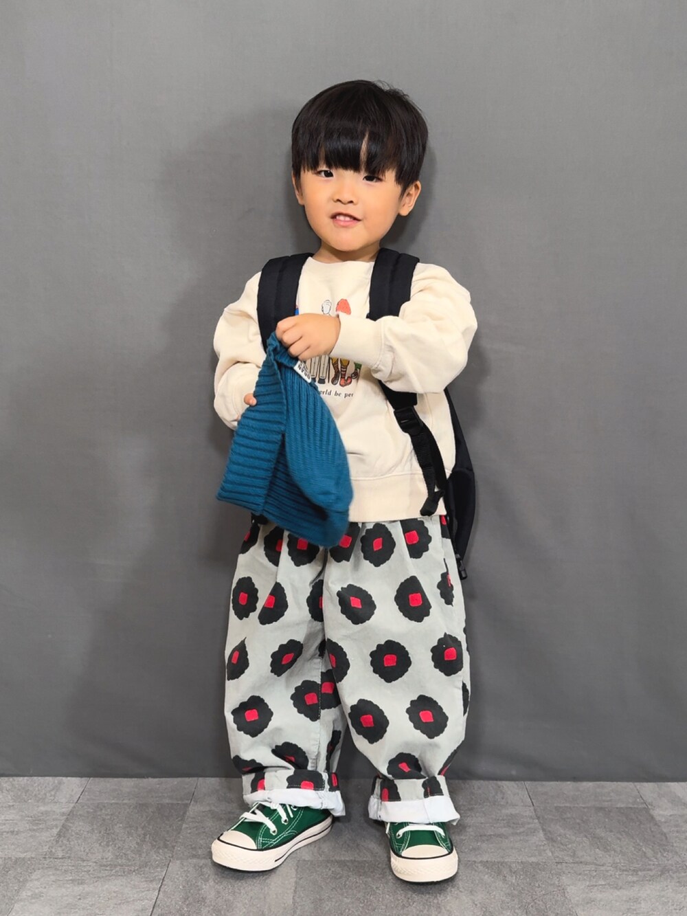 ベージュ系のスウェット、グレー系のその他パンツ、ブラック系のバックパック/リュックを着用したキッズの秋コーディネートの2枚目の写真