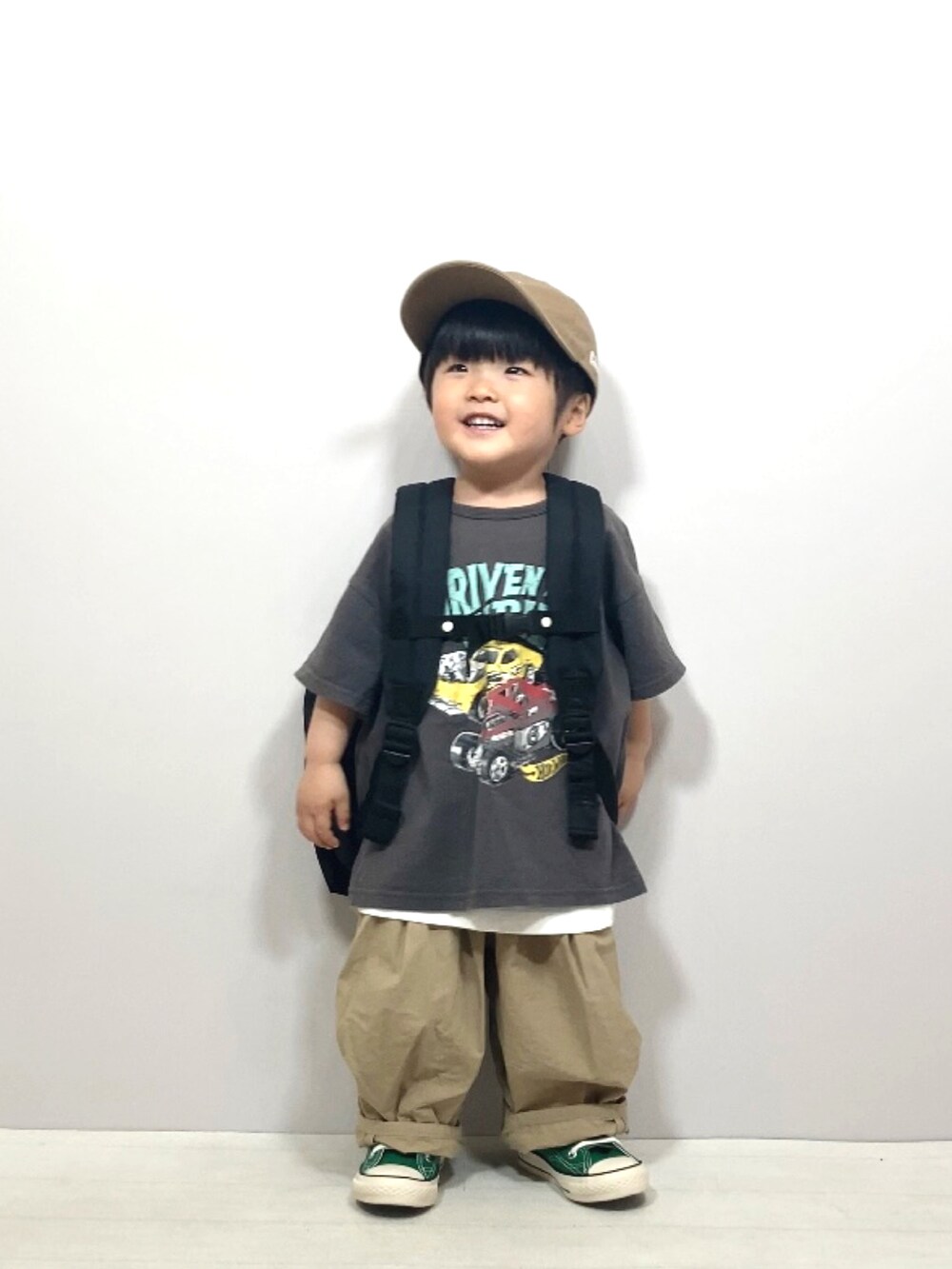 グレー系のTシャツ/カットソー、ホワイト系のTシャツ/カットソー、ベージュ系のその他パンツを着用したキッズの春コーディネートの3枚目の写真