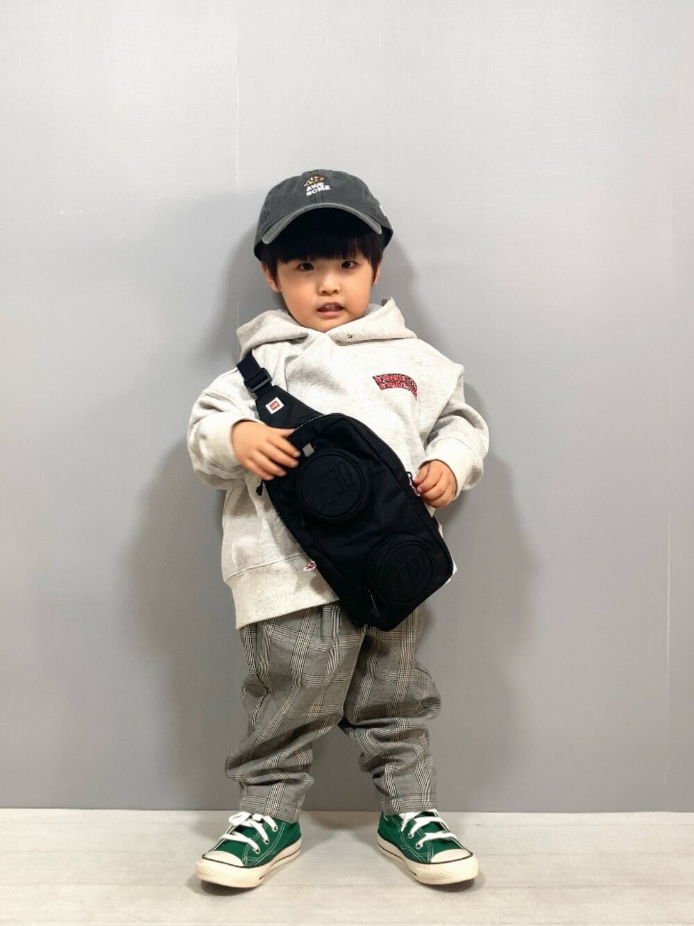 「ストリート、キャップ、スウェット、パーカー、チェック、UNIQLO、ショルダーバッグ、モノトーン、スニーカー、タートルネック、レイヤードスタイル、お出かけコーデ、休日スタイル、カジュアルコーデ、デートコーデ」｜「LOWRYS FARMのWB100　トムジェリフーディー　975188（スウェット、グレー系）」を使った、YU⭐︎さん（キッズ・90cm）の冬コーディネートの5枚目の写真