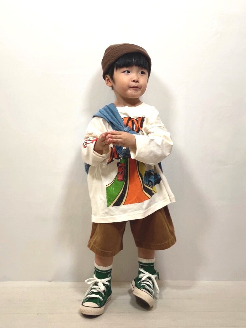 ホワイト系のTシャツ/カットソー、ブラウン系のその他パンツ、ブルー系のシャツ/ブラウスを着用したキッズの夏コーディネートの3枚目の写真