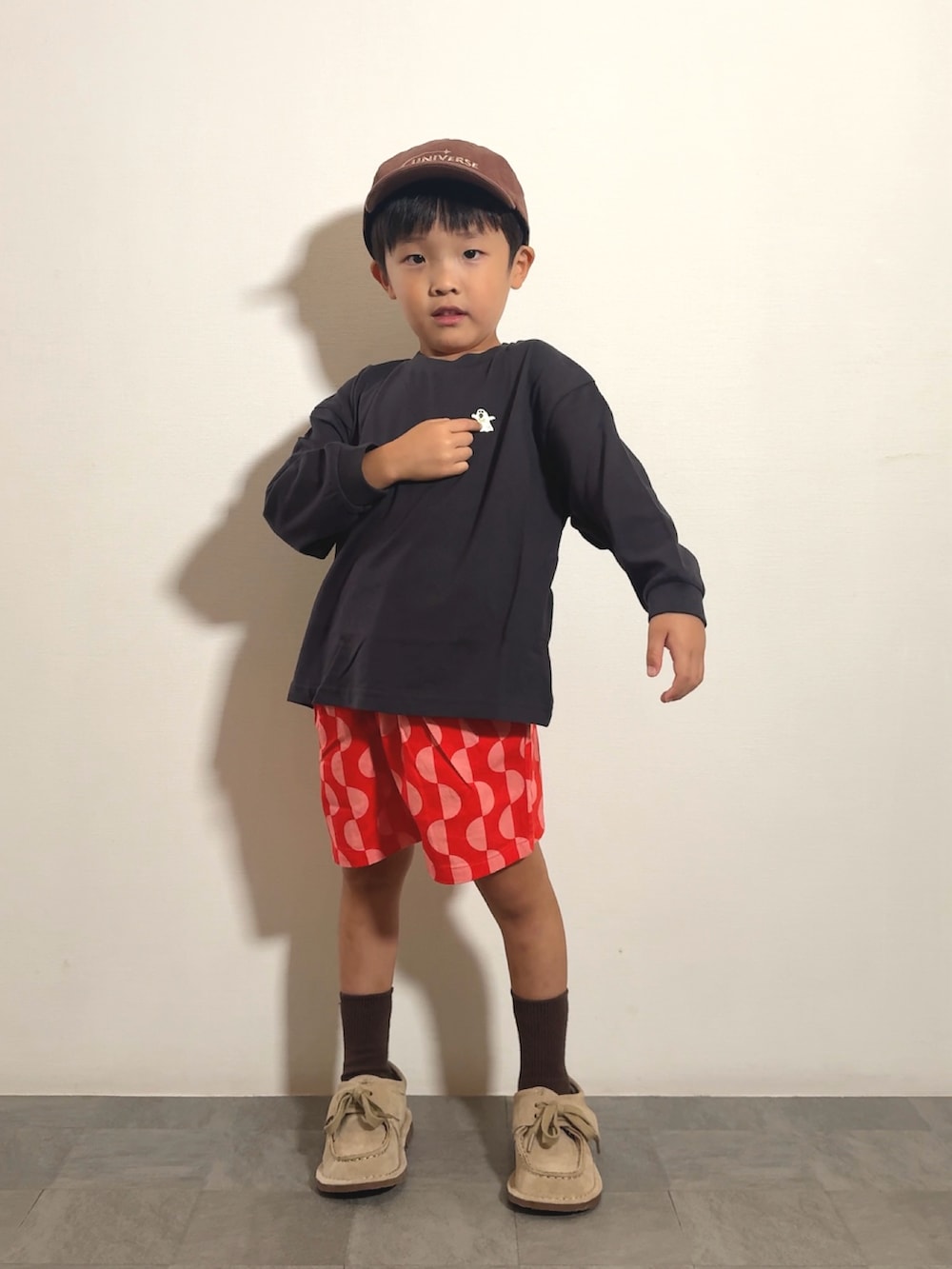 レッド系のその他パンツ、グレー系のTシャツ/カットソー、ベージュ系のモカシン/デッキシューズを着用したキッズの夏コーディネートの2枚目の写真