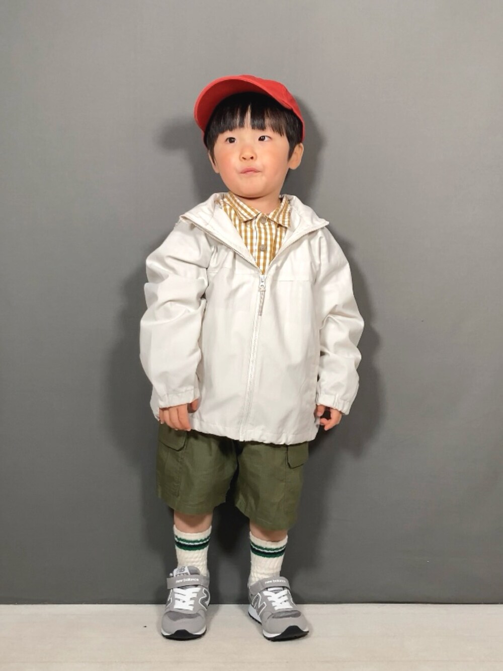 ホワイト系のジャケット/アウター、イエロー系のシャツ/ブラウス、グリーン系のカーゴパンツを着用したキッズの春コーディネートの3枚目の写真