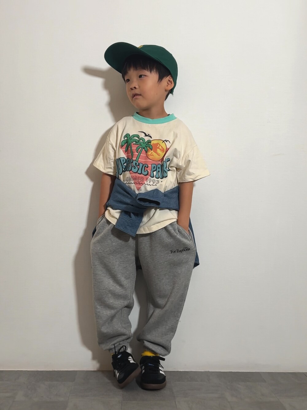 グレー系のスウェットパンツ、ブラック系のスニーカー、ホワイト系のTシャツ/カットソーを着用したキッズの秋コーディネートの2枚目の写真