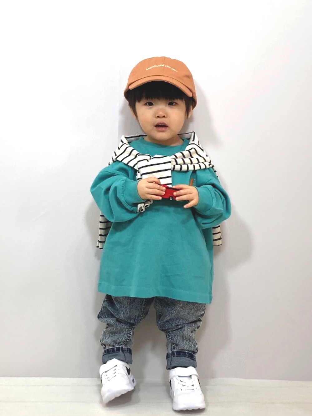 グリーン系のTシャツ/カットソー、ホワイト系のTシャツ/カットソー、その他のデニムパンツを着用したキッズの冬コーディネートの2枚目の写真
