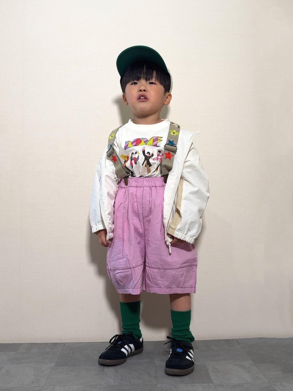 「春めき満開コーデ、サスペンダー、ハーフパンツ、春色、春アウター、春コーデ、スニーカー、キャップ、ジャケット、デートコーデ、お出かけコーデ、休日スタイル、淡色コーデ、スポーツミックス」｜「MARKEY'Sの【The Beatles】別注イラストTシャツ（Tシャツ/カットソー、ホワイト系）」を使った、YU⭐︎さん（キッズ・100cm）の春コーディネートの3枚目の写真