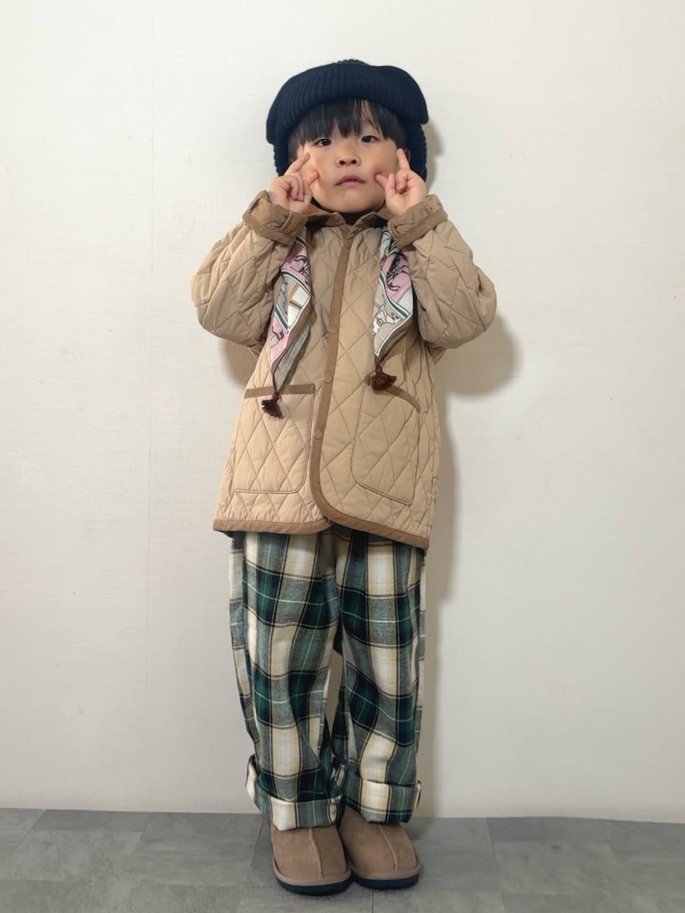 イエロー系のブーツ、グリーン系のその他パンツ、ブルー系のニット/セーターを着用したキッズの秋コーディネートの3枚目の写真