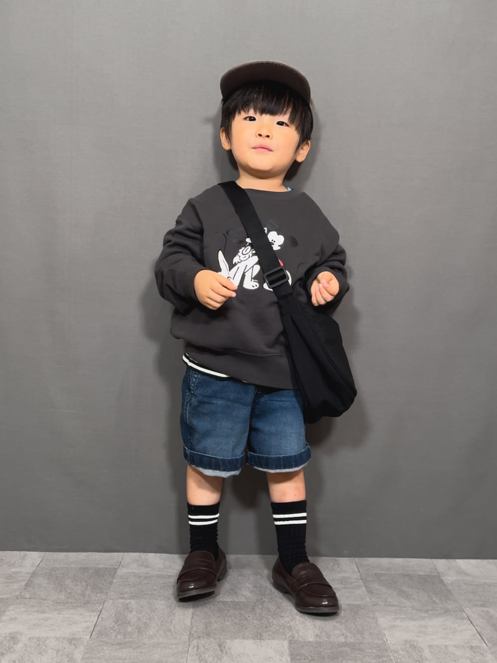 「レイヤードスタイル、お出かけコーデ、プチプラ、ボーダー、秋服準備はじめました、デニム、ハーフパンツ、ショートパンツ、キャップ、ショルダーバッグ、ローファー、UNIQLO、きれいめカジュアル、休日スタイル」｜「UNIQLOのアイテム（スウェット、グレー系）」を使った、YU⭐︎さん（キッズ・90cm）の夏コーディネートの3枚目の写真