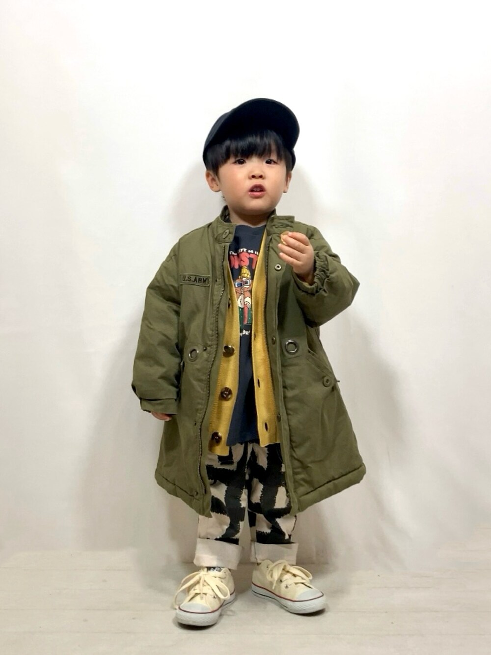 グリーン系のジャケット/アウター、イエロー系のカーディガン/ボレロ、グレー系のトップスを着用したキッズの冬コーディネートの4枚目の写真