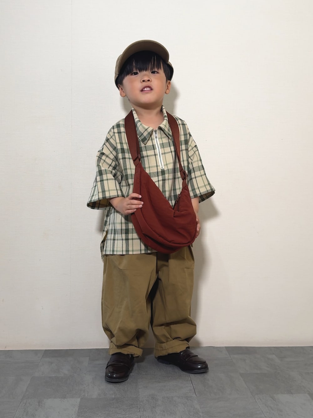 「チェック、ショルダーバッグ、お出かけコーデ、シャツスタイル、ワイドパンツ、プチプラ、キャップ、スポーツミックス、淡色コーデ、カジュアルコーデ、春夏コーデ、春コーデ、春色、きれいめカジュアル」｜「LOWRYS FARMのホップサックＺＩＰポロ　241760（シャツ/ブラウス、グリーン系）」を使った、YU⭐︎さん（キッズ・100cm）の春コーディネートの2枚目の写真