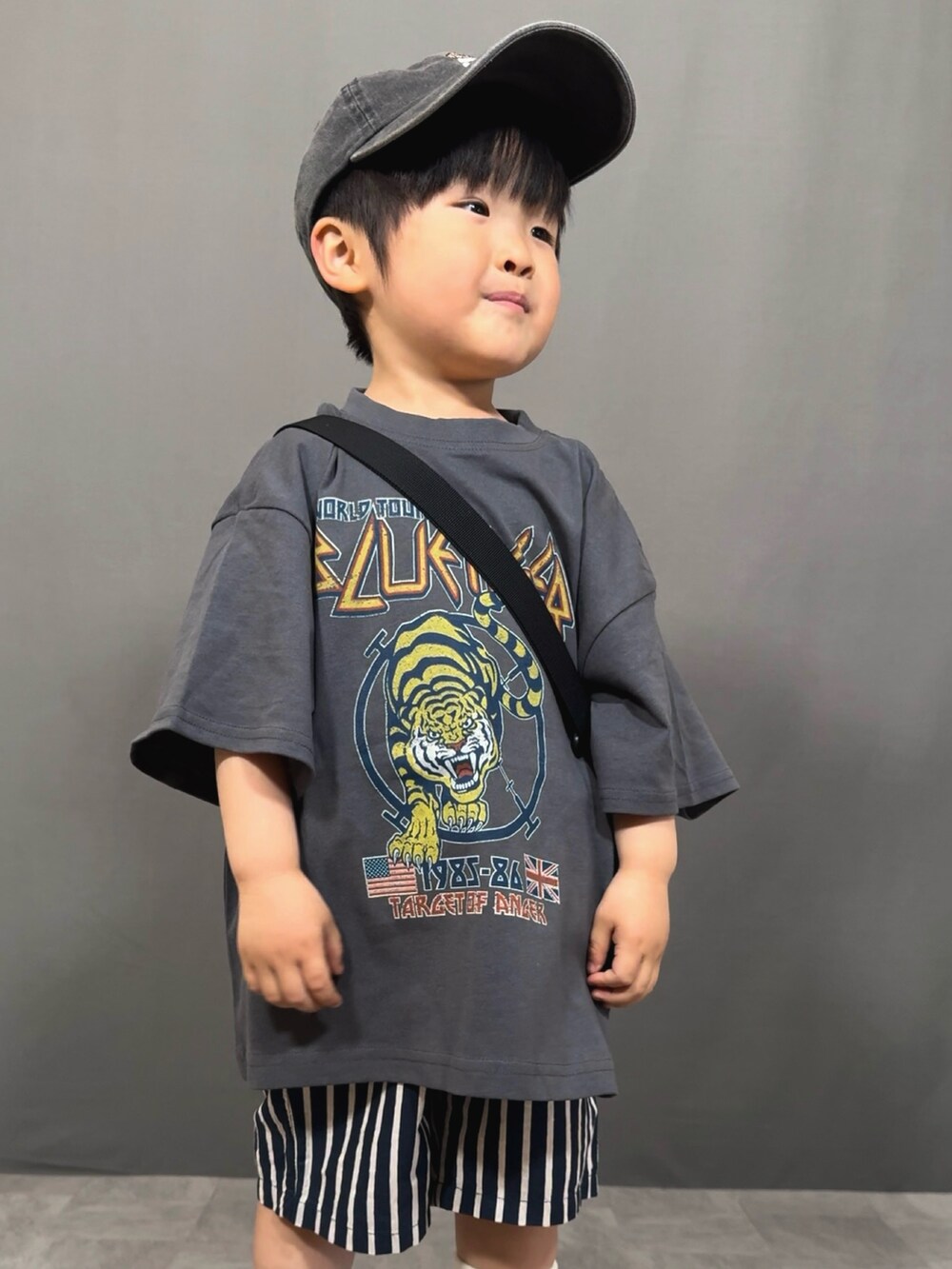 グレー系のTシャツ/カットソー、ブルー系のその他パンツ、ブラック系のメッセンジャーバッグを着用したキッズの春コーディネートの4枚目の写真