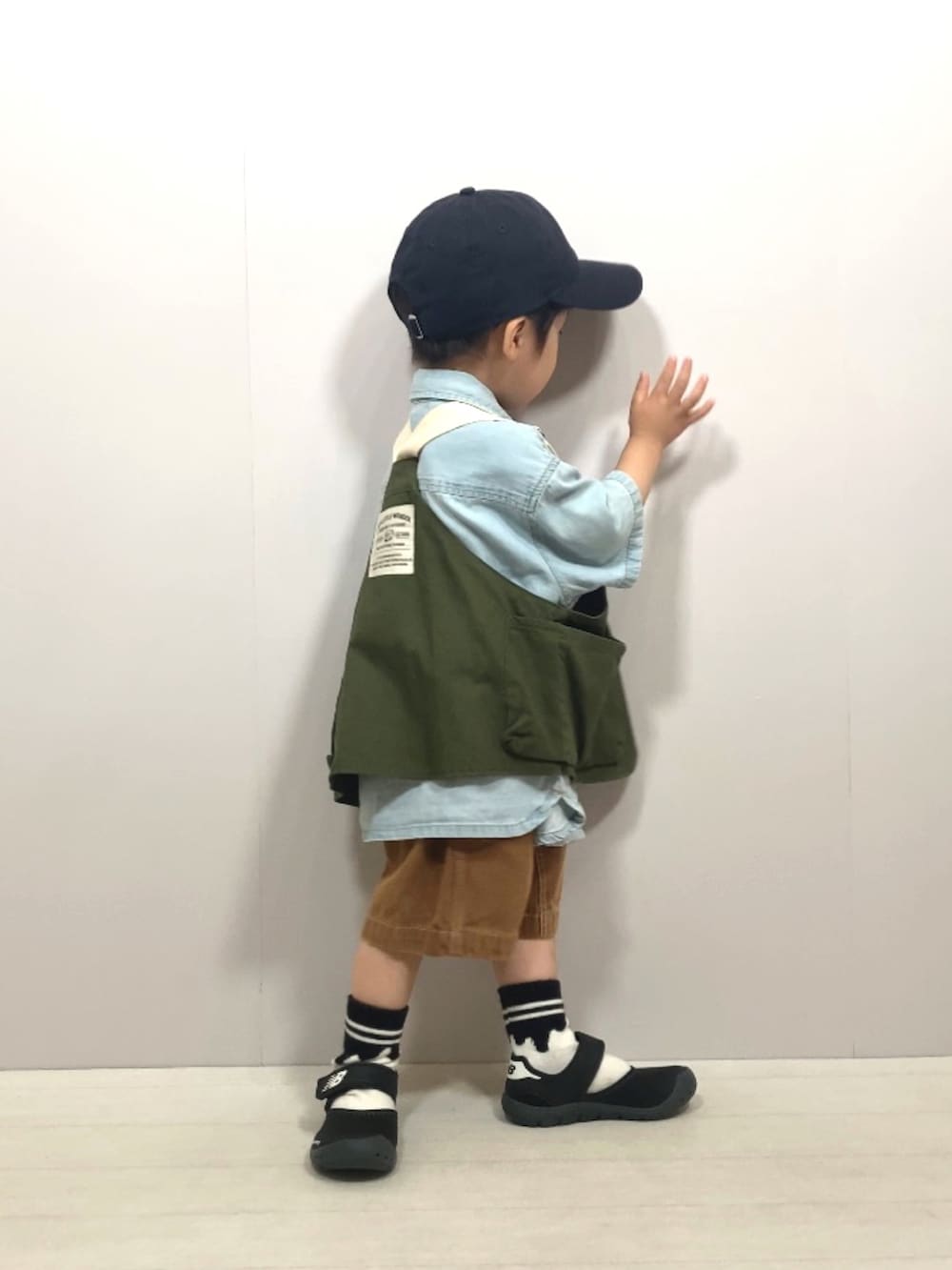 グリーン系のベスト、ブルー系のシャツ/ブラウス、ブラウン系のその他パンツを着用したキッズの夏コーディネートの5枚目の写真