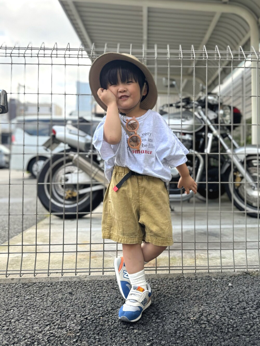 「夏コーデ、夏だ！Tシャツ着よう！、フェスコーデ、カジュアルコーデ、休日スタイル、ショートパンツ、ロゴT、バケットハット、韓国子供服、サングラス、スニーカー、淡色コーデ、アウトドアスタイル、シンプルコーデ、雨の日コーデ」｜「韓国子供服のアイテム（Tシャツ/カットソー、グレー系）」を使った、YU⭐︎さん（キッズ・90cm）の夏コーディネートの2枚目の写真