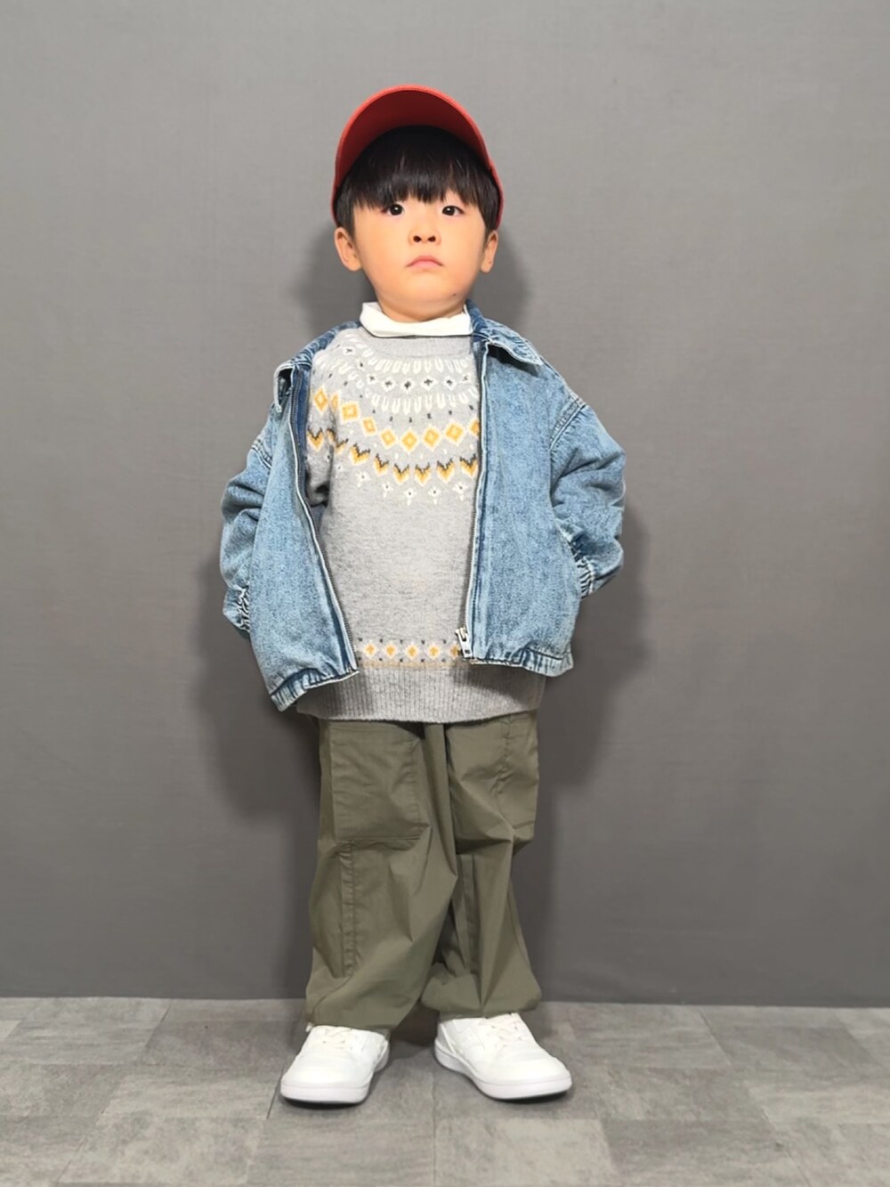 「タートルネック、デニム、ジャケットスタイル、ニット、レイヤードスタイル、カーゴパンツ、スニーカー、キャップ、デートコーデ、淡色コーデ、プチプラ、きれいめカジュアル、お出かけコーデ、デニムジャケット」｜「GUのアイテム（デニムジャケット、ブルー系）」を使った、YU⭐︎さん（キッズ・100cm）の冬コーディネートの2枚目の写真