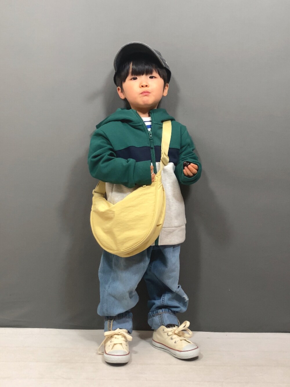 グリーン系のパーカー、ブルー系のTシャツ/カットソー、ブルー系のデニムパンツを着用したキッズの冬コーディネートの2枚目の写真