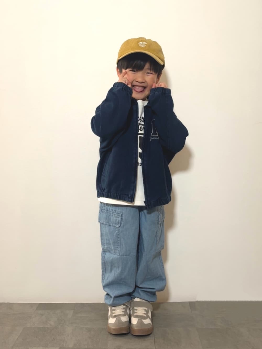 ホワイト系のTシャツ/カットソー、ブルー系のジャケット/アウター、ブルー系のカーゴパンツを着用したキッズの冬コーディネートの2枚目の写真