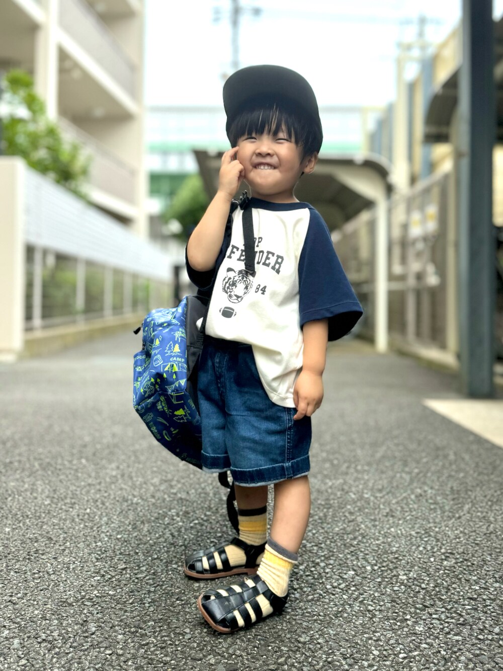 ホワイト系のTシャツ/カットソー、ブルー系のデニムパンツ、ブルー系のバックパック/リュックを着用したキッズの夏コーディネートの5枚目の写真