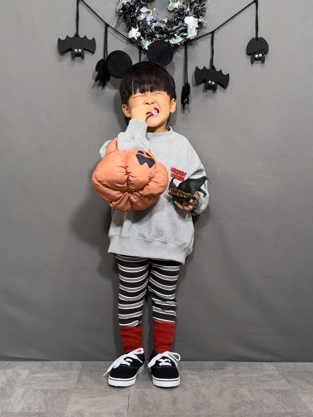 「ハロウィン、秋コーデ、スウェット、レギンス、ボーダー、スニーカー、プチプラ、テーマパークコーデ、秋っぽコーデ更新中、ディズニーコーデ」｜「LOWRYS FARMのＭｉｃｋｅｙアソートウラケ　 981322（スウェット、グレー系）」を使った、YU⭐︎さん（キッズ・90cm）の秋コーディネートの3枚目の写真