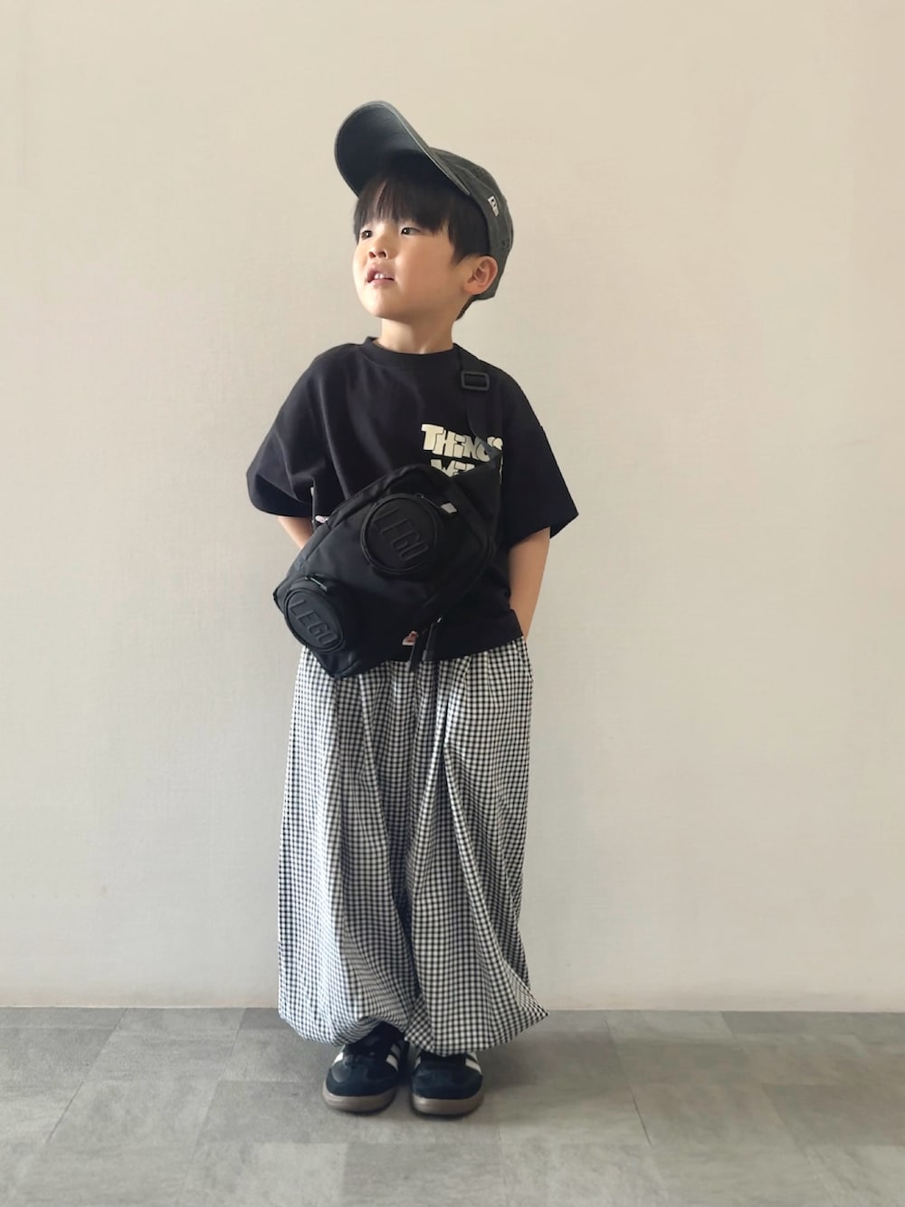 ブラック系のその他パンツ、ブラック系のスニーカー、ブラック系のTシャツ/カットソーを着用したキッズの春コーディネートの2枚目の写真
