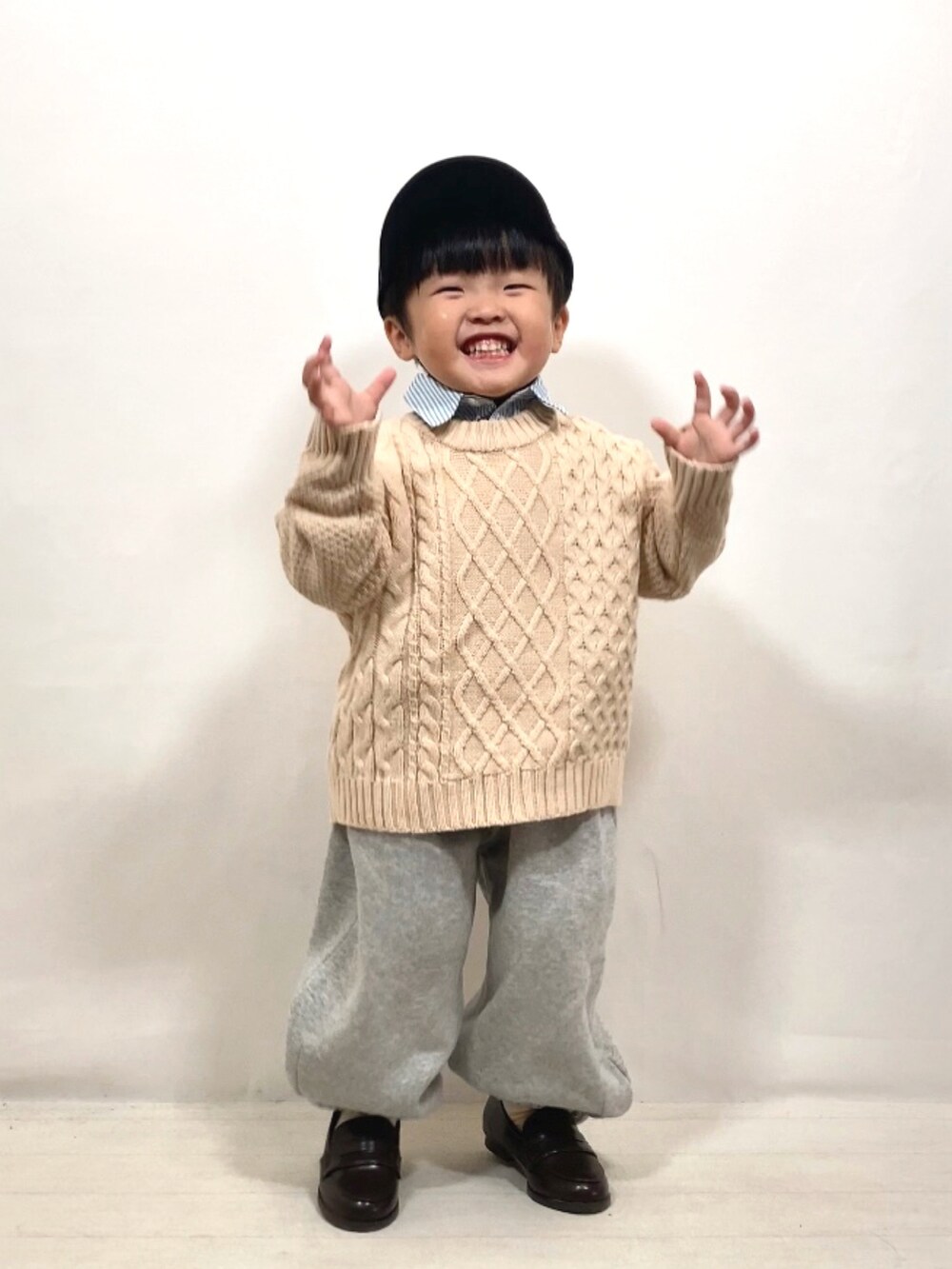 ホワイト系のニット/セーター、ブルー系のシャツ/ブラウス、グレー系のスウェットパンツを着用したキッズの秋コーディネートの4枚目の写真