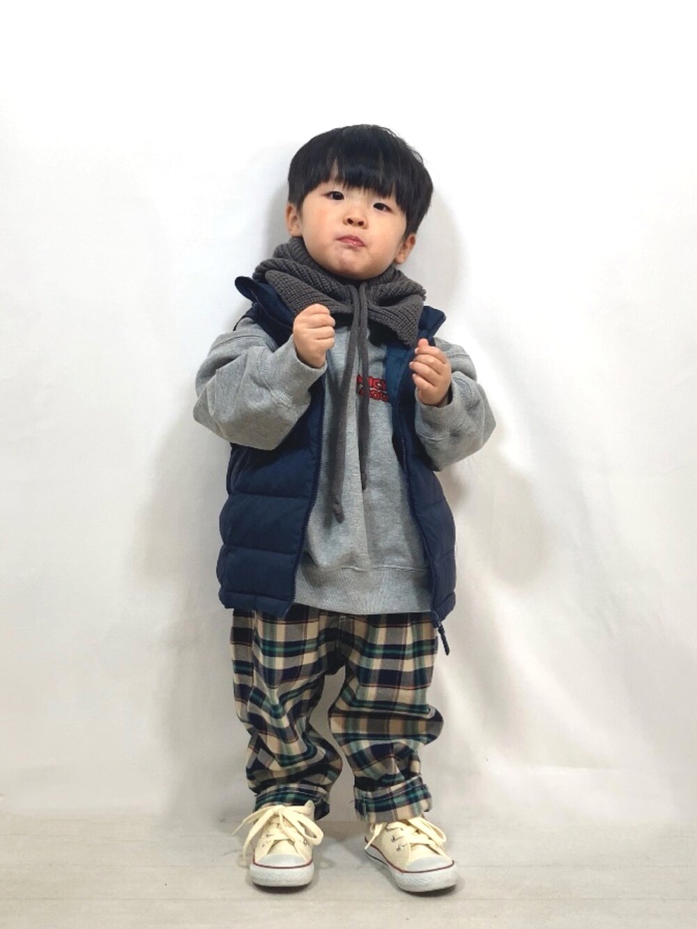 グレー系のスウェット、ブルー系のダウンベスト、ブルー系のその他パンツを着用したキッズの秋コーディネートの5枚目の写真