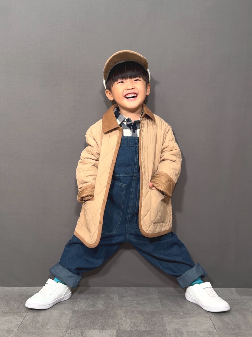 「クリスマスに着たい服、冬コーデ、キルティング、デニム、サロペット、スニーカー、キャップ、チェック、レイヤードスタイル、プチプラ、コーデュロイ、冬アウター、マイベストコーデ2024、きれいめカジュアル、休日スタイル」｜「UNIQLOのアイテム（ジャケット/アウター、ベージュ系）」を使った、YU⭐︎さん（キッズ・90cm）の冬コーディネートの4枚目の写真