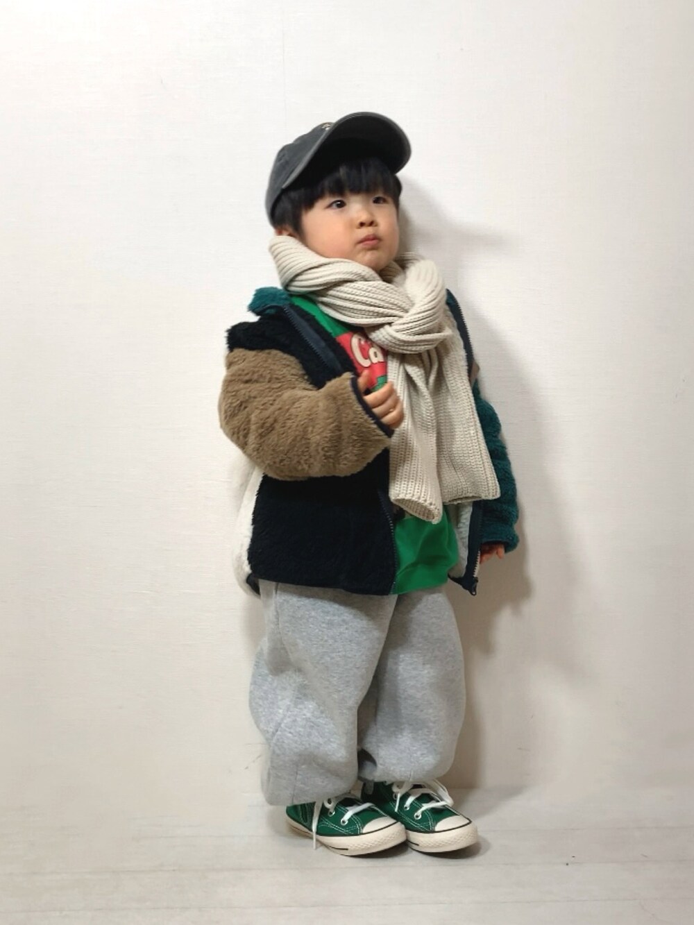 「冬を彩る色いろコーデ、お出かけコーデ、休日スタイル、フリース、マフラー、スウェット、スニーカー、スポーツミックス、キャップ、レイヤードスタイル、冬コーデ、デートコーデ、カジュアルコーデ、シンプルコーデ、冬アウター」｜「BIG FIELDのボアフリースクレイジージャケット（90～150cm）（その他アウター、ホワイト系）」を使った、YU⭐︎さん（キッズ・90cm）の冬コーディネートの2枚目の写真