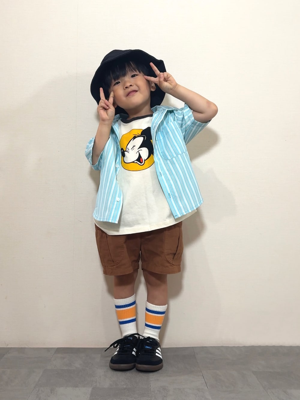 「やっぱり帽子が好き、ストリート、ストライプシャツ、シャツスタイル、レイヤードスタイル、ハーフパンツ、バケットハット、Tシャツ、プチプラ、お出かけコーデ、きれいめカジュアル、スポーツミックス、カーゴパンツ、柄シャツ、テーマパークコーデ」｜「Disneyの【Disney】ミッキーマウス/プリントTシャツ（Tシャツ/カットソー、ホワイト系）」を使った、YU⭐︎さん（キッズ・100cm）の春コーディネートの4枚目の写真