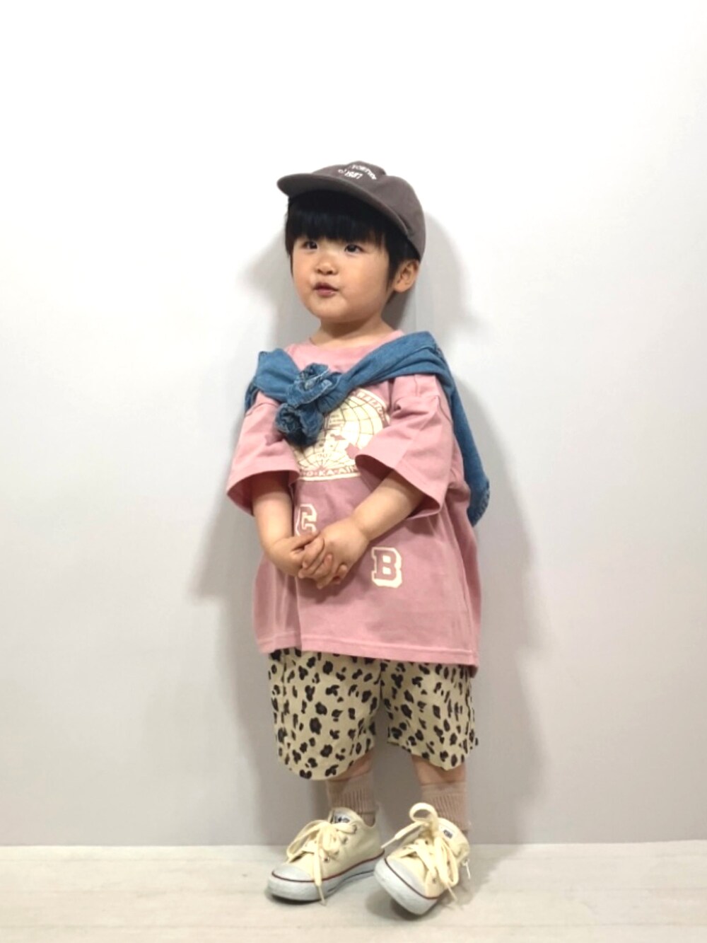 「ピンク、デニム、シャツスタイル、レイヤードスタイル、カジュアルコーデ、シンプルコーデ、休日スタイル、古着MIX、韓国子供服、キャップ、プチプラ、淡色コーデ、スニーカー、春コーデ、ショートパンツ」｜「BREEZEのカラフルカレッジTシャツ（Tシャツ/カットソー、ピンク系）」を使った、YU⭐︎さん（キッズ・90cm）の春コーディネートの2枚目の写真
