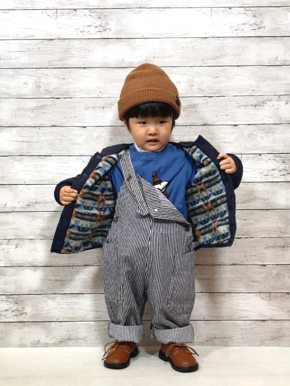 その他のダウンジャケット/コート、ブルー系のスウェット、ホワイト系のTシャツ/カットソーを着用したキッズの冬コーディネートの2枚目の写真