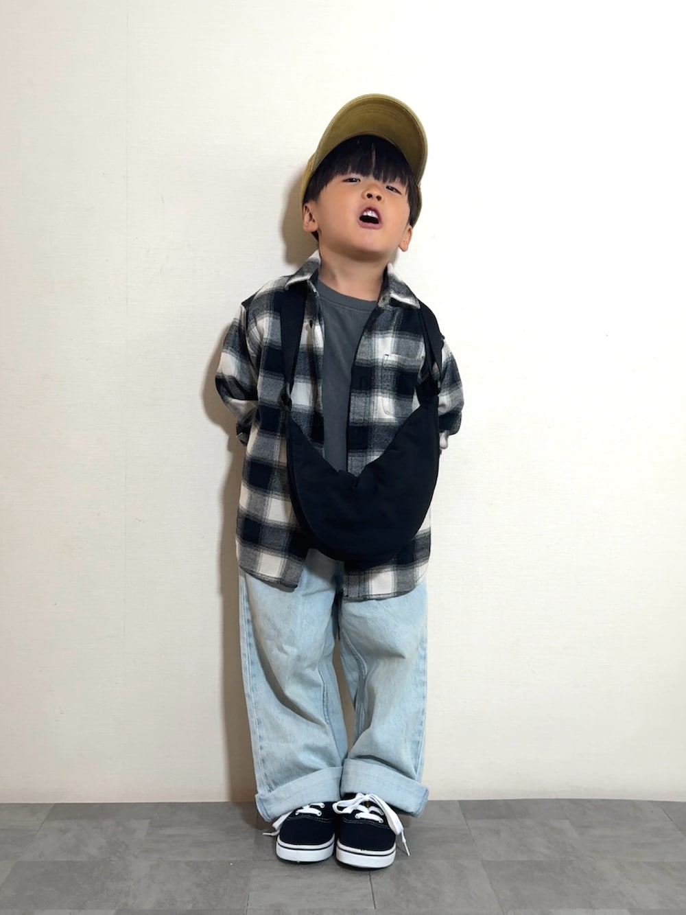 ブラック系のスニーカー、ブラック系のスウェット、ブラック系のシャツ/ブラウスを着用したキッズの秋コーディネートの3枚目の写真