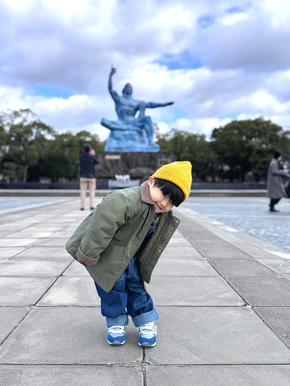 「冬アウター、休日スタイル、サロペット、デニム、スニーカー、スウェット、タートルネック、ニット帽、マイベストコーデ2024、レイヤードスタイル、ストリート、プチプラ」｜「ZARA KIDSのアイテム（ジャケット/アウター、グリーン系）」を使った、YU⭐︎さん（キッズ・90cm）の冬コーディネートの2枚目の写真