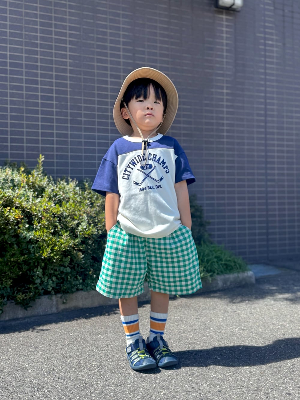 「夏ルックで気分アップ、ロゴT、ハーフパンツ、サンダル、バケットハット、夏コーデ、休日スタイル、プチプラ、シンプルコーデ、カラーコーデ、スポーツミックス、アウトドアスタイル」｜「IFMEのKIDS｜IFME 両ベルトウォーターシューズ（サンダル、ブルー系）」を使った、YU⭐︎さん（キッズ・100cm）の夏コーディネートの3枚目の写真
